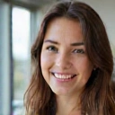 Νεαρή ευχαριστημένη πελάτισσα